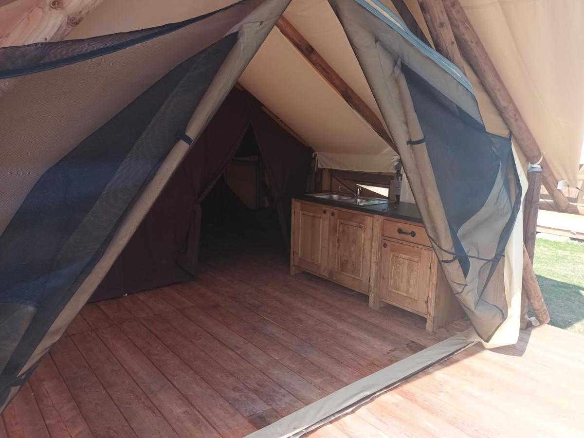 Tente Lodge Pour 5 Personnes En Bordure De La Riviere Allier Au Sein D'Un Petit Camping Saint-Yorre Exterior foto