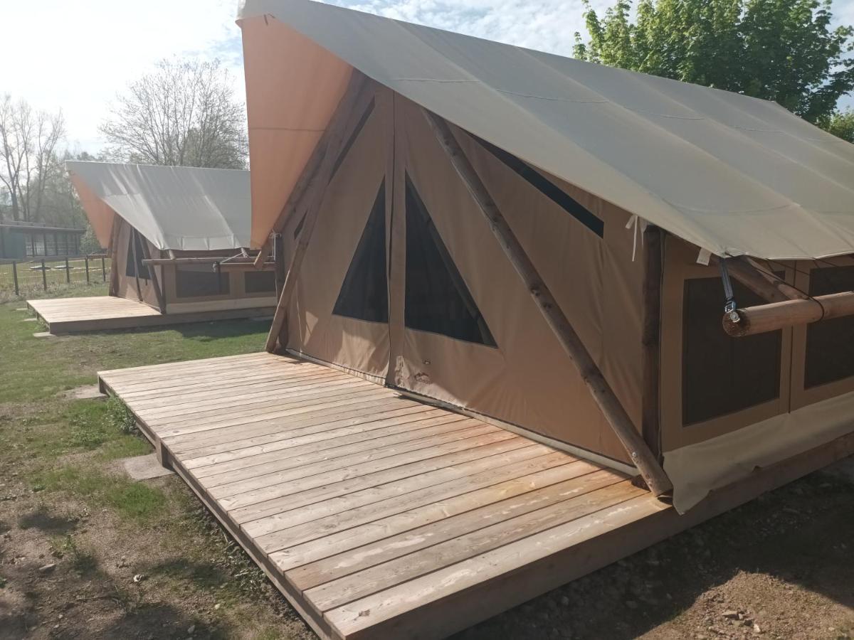 Tente Lodge Pour 5 Personnes En Bordure De La Riviere Allier Au Sein D'Un Petit Camping Saint-Yorre Exterior foto