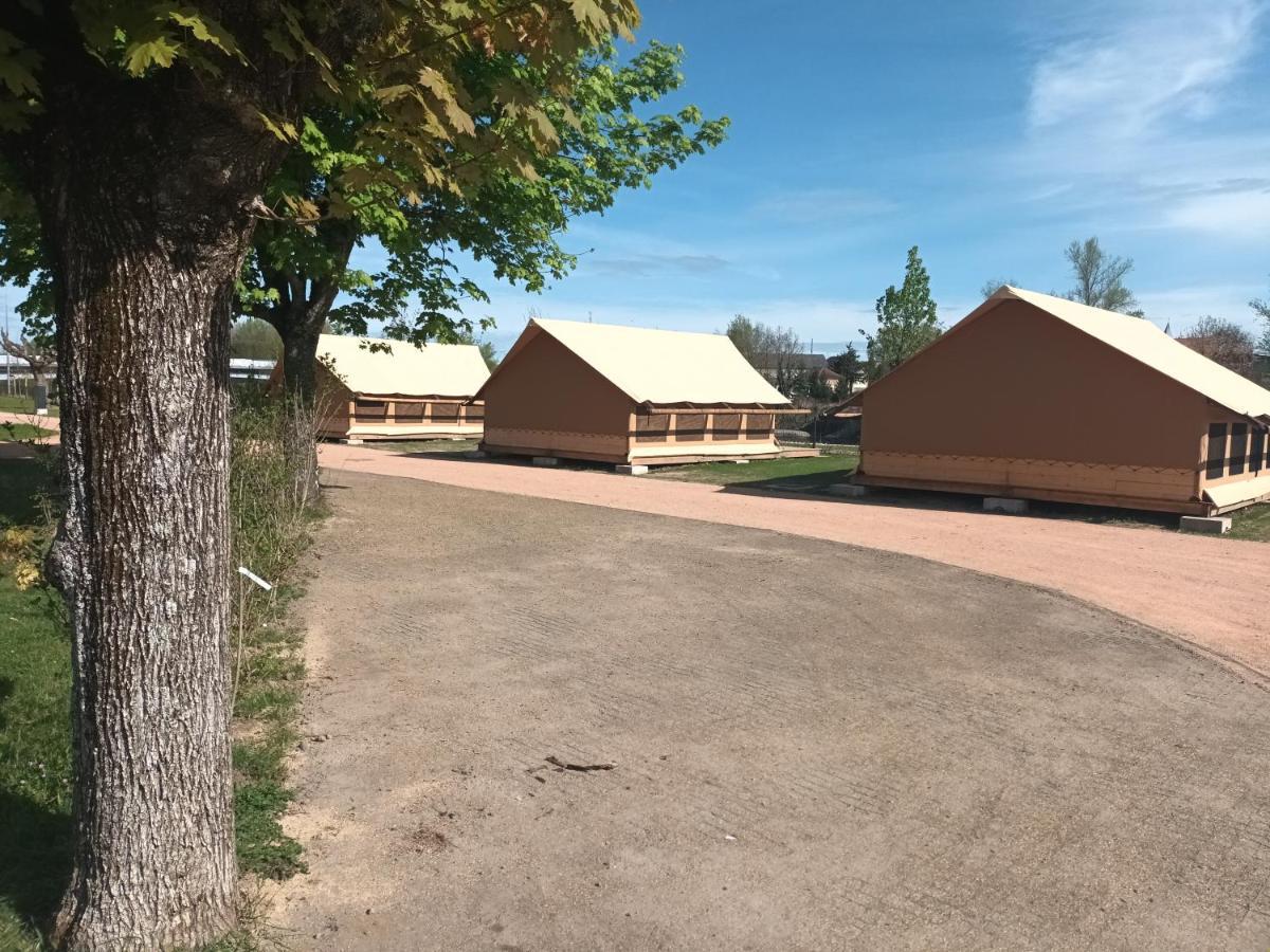 Tente Lodge Pour 5 Personnes En Bordure De La Riviere Allier Au Sein D'Un Petit Camping Saint-Yorre Exterior foto