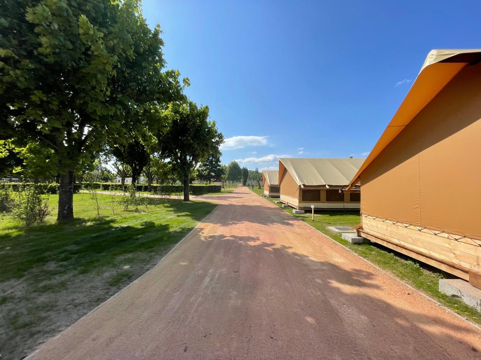 Tente Lodge Pour 5 Personnes En Bordure De La Riviere Allier Au Sein D'Un Petit Camping Saint-Yorre Exterior foto